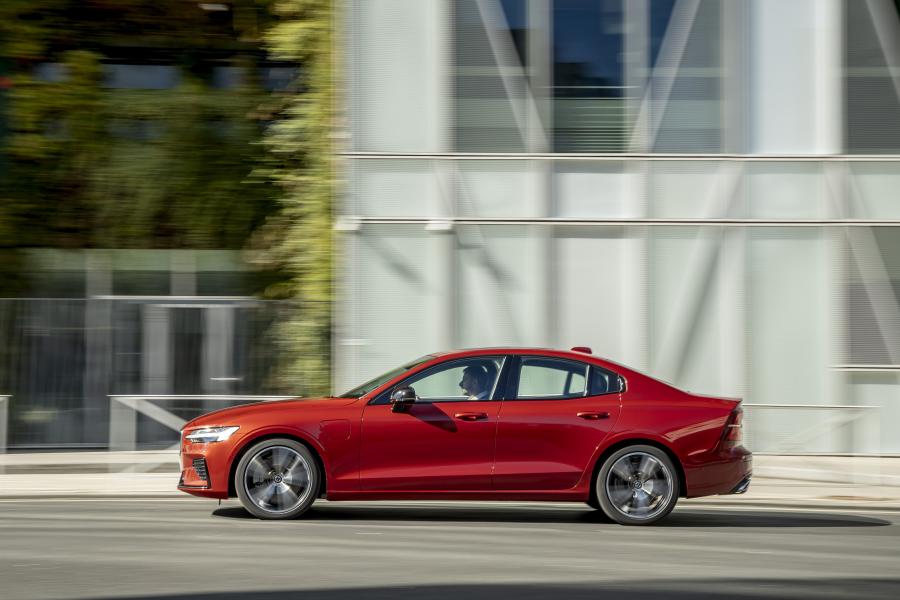  Volvo S60 T8 R-Design 2018 года  (WW) (фото 29 из 40)